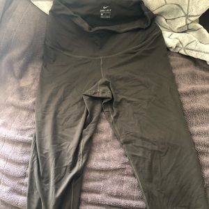 Nike Dri-Fit High-Waisted tight fit leggings